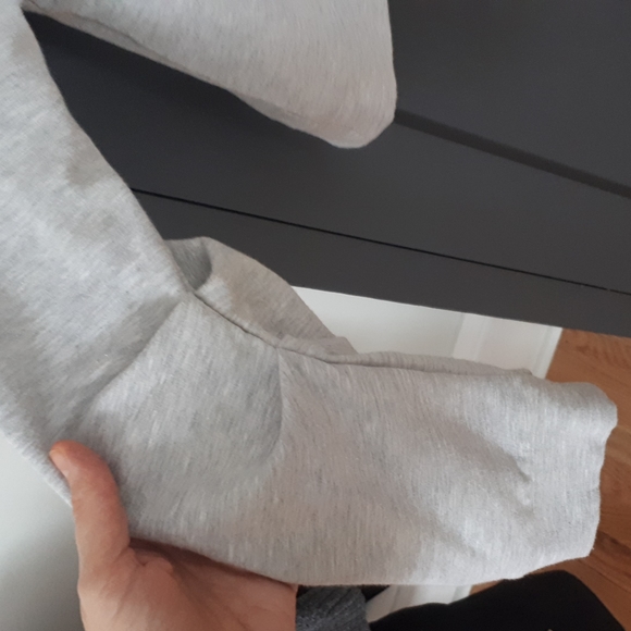 Zella sweatshirt with flattering gathered sleeve. Girls size 10/12 - Picture 2 of 4